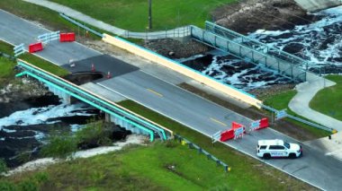 Sel suları asfaltı yıkadıktan sonra nehrin üzerindeki hasarlı yol köprüsünün hava görüntüsü. Yıkılmış ulaşım altyapısının yeniden inşası.