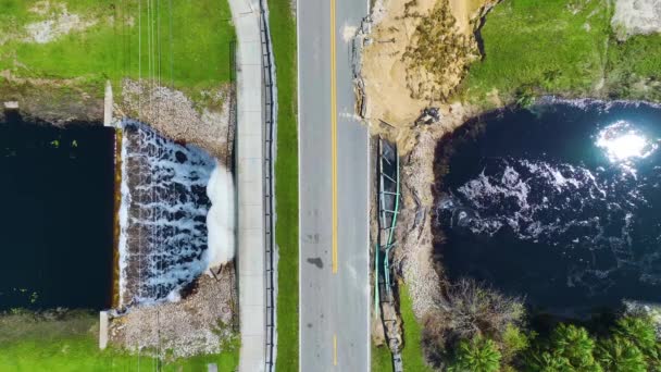 洪水後の川の上に破損した道路橋の空中ビューを離れてアスファルト洗浄した 廃墟となった交通インフラの再建 — ストック動画