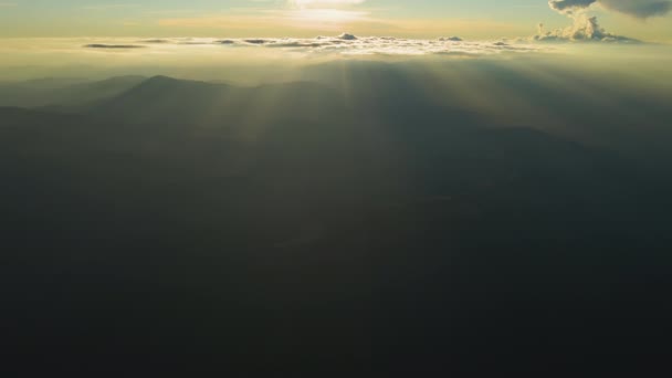 Вид Воздуха Темные Горные Холмы Яркими Солнечными Лучами Заходящего Солнца — стоковое видео