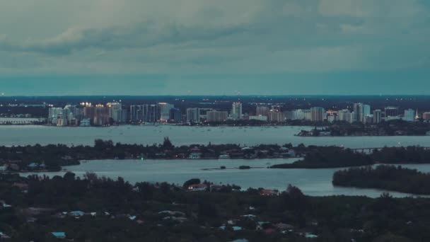 美国佛罗里达州萨拉索塔市远离市区的夜景 高耸的摩天大楼 地平线上的办公楼和前面的绿色郊区 — 图库视频影像