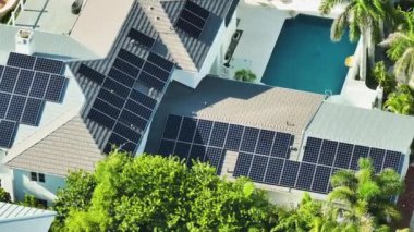 Temiz ekolojik elektrik enerjisi üretmek için mavi güneş fotovoltaik panelleri olan pahalı Amerikan ev çatısı. Emeklilik geliri için yenilenebilir elektriğe yatırım.