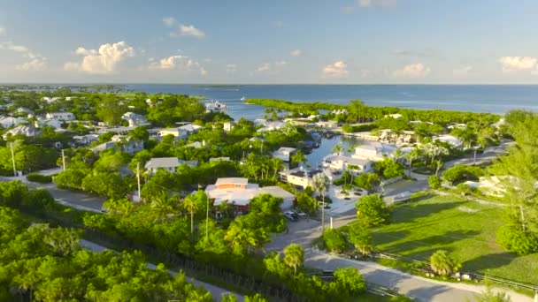 フロリダ州南西部のガスパリラ島の島の小さな町ボカ グランデの高価な住宅の空中ビュー アメリカの郊外の不動産開発の例としてのアメリカの夢の家 — ストック動画