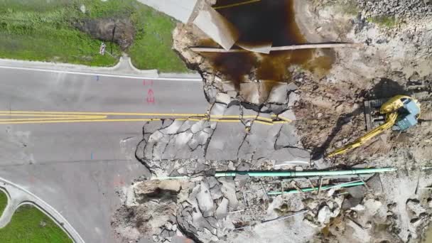 洪水冲走沥青路面后被河流冲毁的公路桥梁重建的航景 重建被毁的运输基础设施 — 图库视频影像