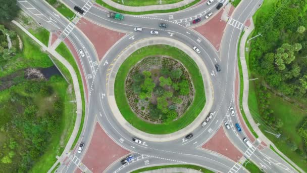 Luftaufnahme Der Kreuzung Eines Kreisverkehrs Mit Starkem Verkehr Verkehrsknotenpunkt Der — Stockvideo