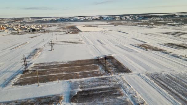 Luftaufnahme Von Schneebedeckten Landwirtschaftlichen Feldern Mit Karger Oberfläche Winter — Stockvideo