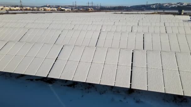 Letecký Pohled Zasněženou Udržitelnou Elektrárnu Mnoha Řadami Solárních Fotovoltaických Panelů — Stock video