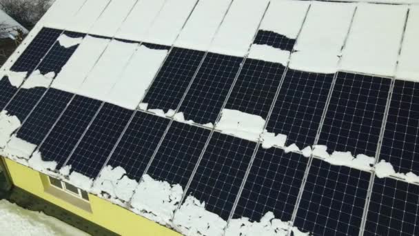 Аерофотозйомка Танення Снігу Критих Сонячних Фотоелектричних Панелей Встановлених Даху Будинку — стокове відео