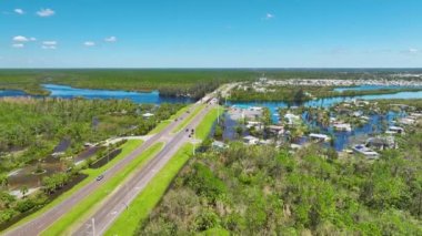 Florida yerleşim bölgesindeki Ian kasırgasından sonra evlerin etrafını su basmış. Doğal afetin sonuçları..