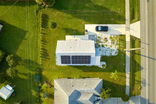 空中景观建筑屋顶与一排蓝色太阳能光电板生产清洁的生态电能 可再生能源 零排放概念 — 图库照片