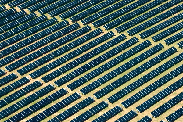 きれいな電気エネルギーを生成するための太陽光発電パネルの多くの行を持つ大規模な持続可能な電気発電所の空中ビュー 排出ゼロをコンセプトとした再生可能エネルギー — ストック写真