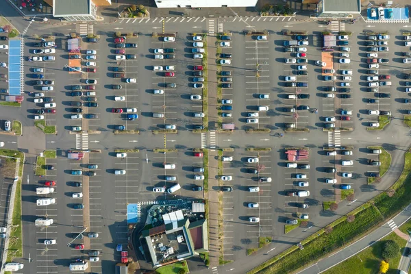 许多五颜六色的汽车停在停车场上的空中景观 上面有线条和标记 标明了泊车位置和方向 — 图库照片