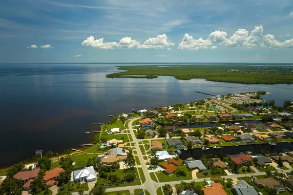 Florida Yakınlarındaki Deniz Kıyısındaki Uzak Banliyölerdeki Kırsal Özel Evlerin Havadan — Stok fotoğraf