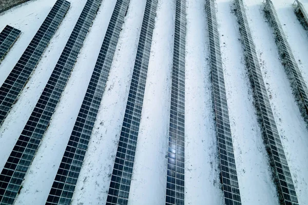 Аерофотозйомка Снігового Покриття Сталої Електростанції Рядами Сонячних Фотоелектричних Панелей Виробництва — стокове фото