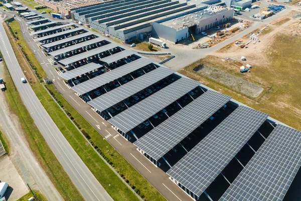 Otoparkın üzerine temiz enerjinin etkin üretimi için park etmiş arabaların güneş panelleri yerleştirildi..