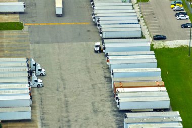 Uluslararası sevkiyat için birçok yarı kamyonun indirip yüklediği büyük ticari dağıtım deposu. Küresel pazar ekonomisi kavramı.