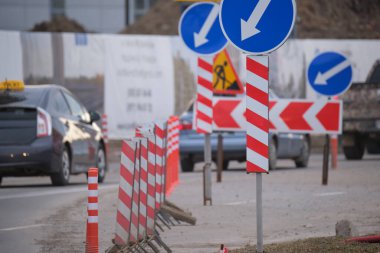 Yol çalışmaları trafik işaretlerini uyardı. Şehir caddesinde inşaat çalışması ve yavaş hareket eden arabalar..