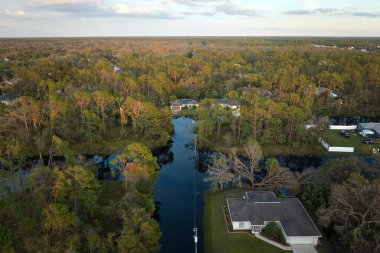 Etrafı Ian Kasırgası ile çevrili sel suları Florida yerleşim bölgesindeki evleri sarıyor. Doğal afetin sonuçları..
