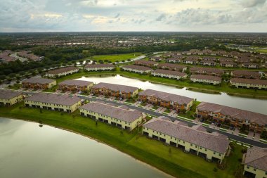 Güney Florida 'da kapalı yaşam kulüplerinde, yoğun bir şekilde inşa edilmiş konut havuzlarının manzarası. Amerikan banliyölerinde emlak gelişimine örnek olarak Amerikan rüya evleri.