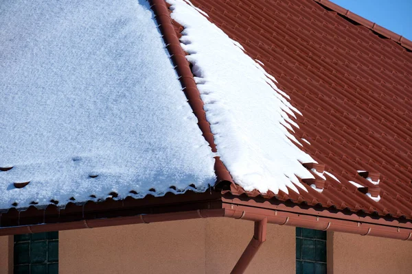 Zbliżenie Dachu Domu Pokrytego Śniegiem Mroźnej Zimie Pokrycie Okładziną Budynku — Zdjęcie stockowe