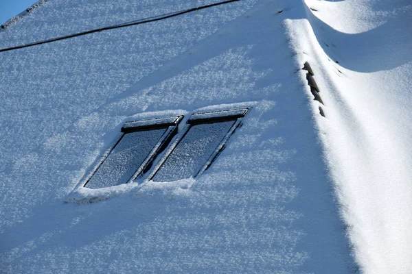 Closeup Telhado Casa Com Janelas Sótão Cobertas Neve Inverno Frio — Fotografia de Stock