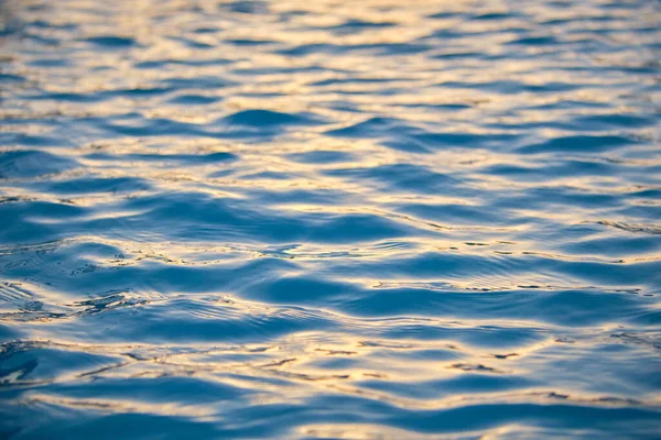 Closeup Θαλασσογραφία Επιφάνεια Των Γαλάζιων Νερών Μικρά Κύματα Κυματισμός — Φωτογραφία Αρχείου