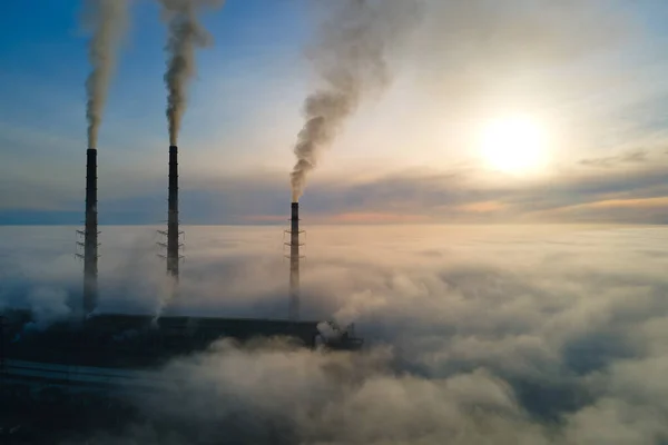 煤电厂高管黑烟向上移动污染大气 具有矿物燃料概念的电力生产 — 图库照片