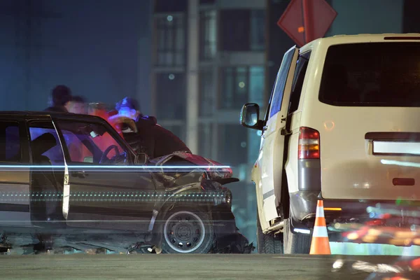 Пошкоджено Автомобільну Аварію Після Зіткнення Міській Вулиці Силуету Людей Вночі — стокове фото