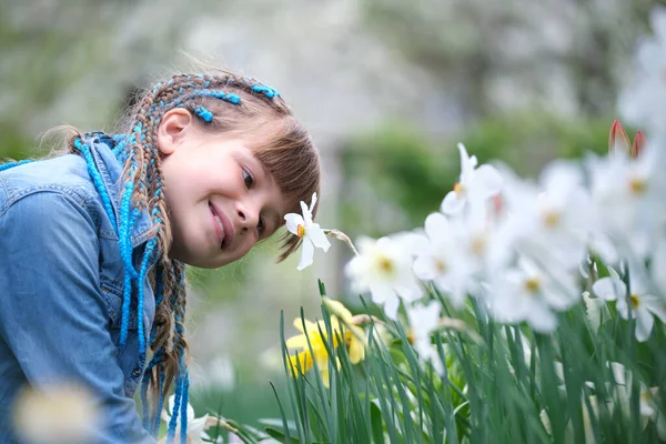 Glad Barn Flicka Leker Sommarträdgården Njuter Söt Doft Vita Narcissus — Stockfoto