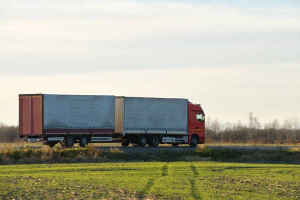 Semi Vrachtwagen Met Lading Aanhangwagen Rijden Snelweg Vervoeren Goederen Avond — Stockfoto