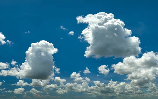 Άσπρα Φουσκωτά Σύννεφα Στον Καλοκαιρινό Γαλάζιο Ουρανό — Φωτογραφία Αρχείου