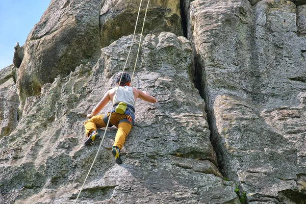 Jovem Escalando Parede Íngreme Montanha Rochosa Escalador Masculino Supera Rota — Fotografia de Stock