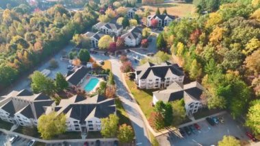 Güney Carolina yerleşim bölgesindeki Amerikan apartmanlarının hava manzarası. ABD 'nin banliyölerinde emlak gelişimine örnek olarak yeni aile evleri.