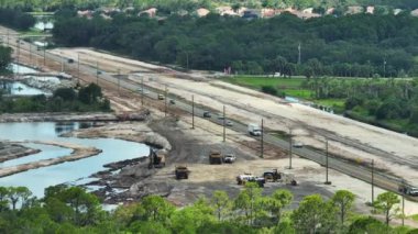 Amerikan otoyolunun hareket halindeki havadan görüntüsü. Yol altyapısının geliştirilmesi.