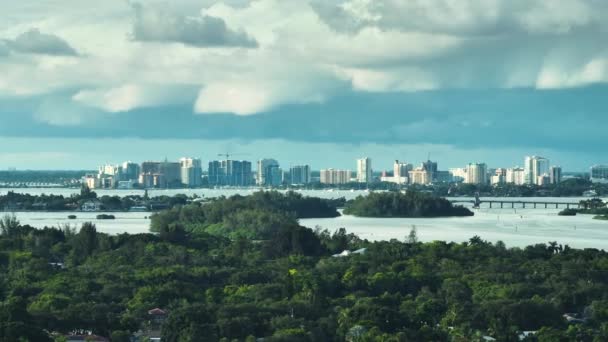 地平線の高層ビルやオフィスビルのある米国フロリダ州のアメリカのサラソータ市の空中ビュー — ストック動画