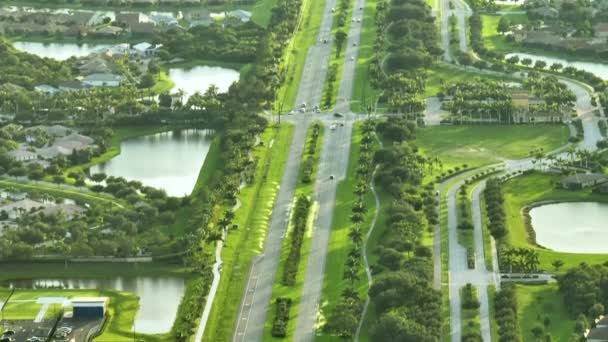 Vista Aerea Della Trafficata Autostrada Americana Con Traffico Pesante Veloce — Video Stock