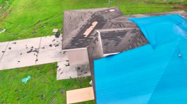 Ian Kasırgası 'nın çatısı, asfalt kiremitleri değişene kadar yağmur suyuna karşı mavi korumalı muşambayla kaplıydı..