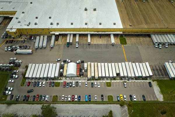 Αεροφωτογραφία Του Μεγάλου Εμπορικού Κέντρου Διανομής Πολλά Φορτηγά Που Ξεφορτώνουν — Φωτογραφία Αρχείου