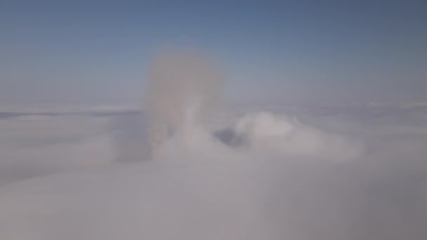 Kohlekraftwerk Hohe Rohre Mit Schwarzem Rauch Nach Oben Über Wolken — Stockvideo