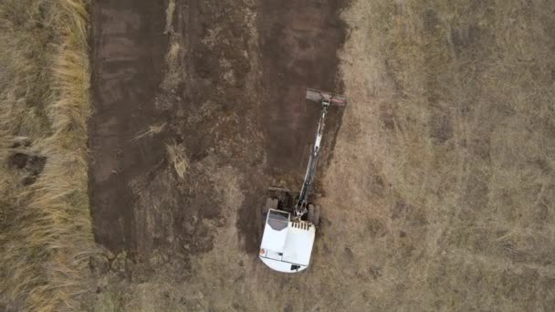 Jordgående Traktor Förbereder Plats För Framtida Husbyggande Utjämnande Jord För — Stockvideo