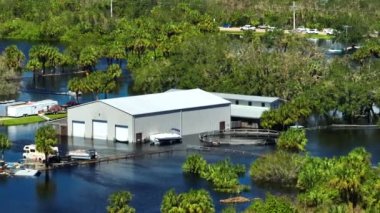 Florida yerleşim bölgesinde Ian kasırgası yüzünden endüstriyel iş deposunu su basmış. Doğal afetin sonuçları..
