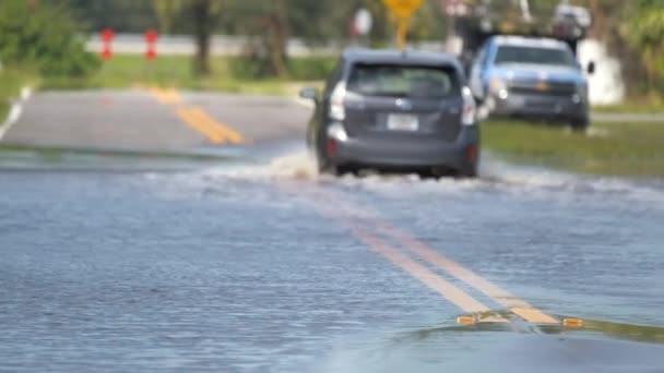 Затопленная Улица Движущимися Автомобилями Затопленными Водой Жилом Районе Флориды После — стоковое видео