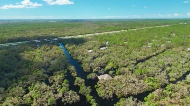 Florida yerleşim bölgesindeki Ian kasırgasından sonra evlerin etrafını su basmış. Doğal afetin sonuçları..