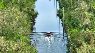 Ian Kasırgası caddeyi hareket halindeki arabalarla ve Florida yerleşim bölgesindeki su evleriyle doldurdu. Doğal afetin sonuçları..