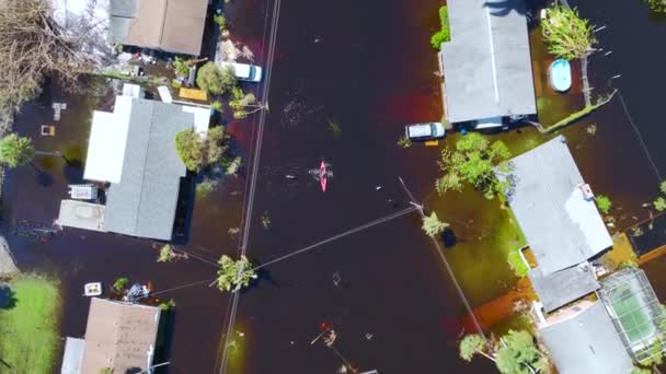 Barco Kayak Flotando Calle Inundada Rodeada Por Huracán Ian Lluvias — Vídeos de Stock