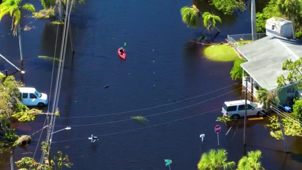 Sel Basmış Caddede Yüzen Kayık Etrafı Ian Kasırgası Ile Çevrili — Stok video