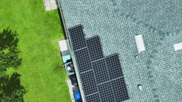 美国的普通住宅 屋顶覆盖有太阳能电池板 用于生产清洁电力和旋转交流风扇 投资自治住房以节约能源的概念 — 图库视频影像