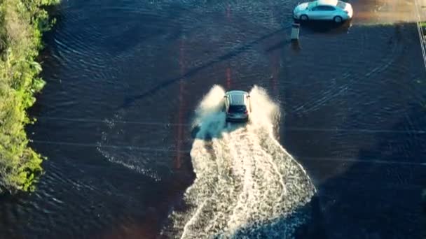 Orkaan Ian Overstroomde Straat Met Rijdende Auto Werd Omringd Door — Stockvideo