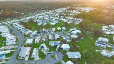 Florida gezici ev bölgesinde Ian kasırgasından sonra ciddi hasar görmüş evler. Doğal afetin sonuçları..