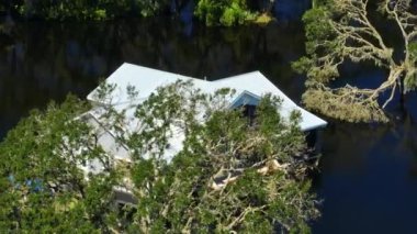 Etrafı Ian Kasırgası ile çevrili sel suları Florida yerleşim bölgesinde. Doğal afetin sonuçları..