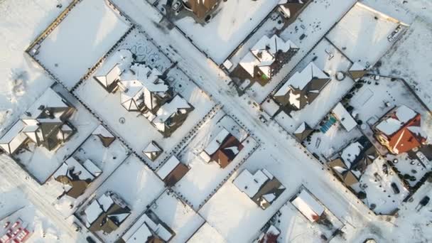 Widok Lotu Ptaka Domy Mieszkalne Pokrytymi Śniegiem Dachami Podmiejskim Obszarze — Wideo stockowe